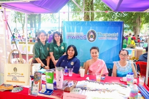 ปชส. มรภ.เทพสตรี พร้อมด้วย คณะเทคโนโลยีอุตสาหกรรม และกองบริการการศึกษา ลงพื้นที่ออกบูธแนะแนวการศึกษาและอาชีพโรงเรียนพิบูลวิทยาลัย พบว่า ร้อยละ 70 ของนักเรียนชายและหญิงที่เข้าร่วมการแนะแนวมีความสนใจในหลักสูตรครุศาสตรบัณฑิต และร้อยละ 30 มีความสนใจในหลักสูตรวิทยาศาสตรบัณฑิต