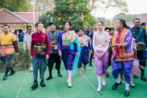 อธิการบดี มรภ.เทพสตรี นำผู้บริหาร คณาจารย์ และบุคลากร ร่วมต้อนรับรัฐมนตรีช่วยว่าการกระทรวงมหาดไทย ในพิธีเปิดงานแผ่นดินสมเด็จพระนารายณ์มหาราช ครั้งที่ 37 ประจำปี พ.ศ. 2568
