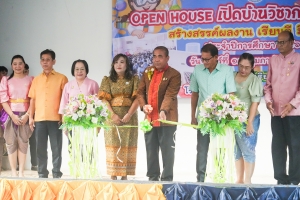 ปชส. มรภ.เทพสตรี พร้อมด้วย กองบริการการศึกษา และกองพัฒนานักศึกษา ลงพื้นที่ออกบูธแนะแนวการศึกษาและอาชีพโรงเรียนดงตาลวิทยา พบว่า ร้อยละ 30 ของนักเรียนชายและหญิงที่เข้าร่วมการแนะแนวมีความสนใจในหลักสูตรรัฐประศาสนศาสตรบัณฑิต และหลักสูตรนิติศาสตรบัณฑิต, ร้อยละ 30 มีความสนใจในหลักสูตรบริหารธุรกิจบัณฑิต และร้อยละ 40 มีความสนใจในหลักสูตรอุตสาหกรรมศาสตรบัณฑิต