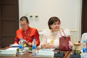 ผวจ.ลพบุรี พร้อมด้วย ผู้บริหาร และบุคลากร มรภ.เทพสตรี ร่วมให้การต้อนรับคุณสมาน คุณากรไพบูลย์ศิริ เจ้าของบริษัท เกรียงถาวรคอนเทนเนอร์ จำกัด และคณะ ในโอกาสจัดประชุมเพื่อพิจารณาการมอบทุนการศึกษาตลอดหลักสูตรสำหรับนักศึกษา มรภ.เทพสตรี รวมยอดบริจาคทุนกว่า 1,200,000 บาท