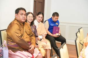 ผวจ.ลพบุรี พร้อมด้วย ผู้บริหาร และบุคลากร มรภ.เทพสตรี ร่วมให้การต้อนรับคุณสมาน คุณากรไพบูลย์ศิริ เจ้าของบริษัท เกรียงถาวรคอนเทนเนอร์ จำกัด และคณะ ในโอกาสจัดประชุมเพื่อพิจารณาการมอบทุนการศึกษาตลอดหลักสูตรสำหรับนักศึกษา มรภ.เทพสตรี รวมยอดบริจาคทุนกว่า 1,200,000 บาท