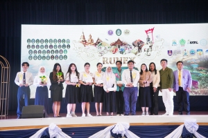 นศ. มรภ.เทพสตรี รับรางวัลรองชนะเลิศอันดับ 2 การแข่งขัน Local Development Project Presentation Competition และรับรางวัลชมเชยการประกวดสุนทรพจน์ภาษาอังกฤษระดับนานาชาติ ครั้งที่ 1 ในงาน 1st Rajabhat University Network Exchange 2025 (RUNEX 2025)