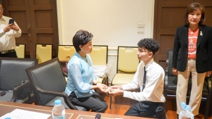 มรภ.เทพสตรี ให้การต้อนรับ คุณสมาน - คุณเพียงเพ็ญ คุณากรไพบูลย์ศิริ เจ้าของบริษัท เกรียงถาวรคอนเทนเนอร์ จำกัด และคณะ ในโอกาสมอบทุนการศึกษาตลอดหลักสูตรแก่นักศึกษา มรภ.เทพสตรี จำนวน 254,000 บาท