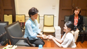 มรภ.เทพสตรี ให้การต้อนรับ คุณสมาน - คุณเพียงเพ็ญ คุณากรไพบูลย์ศิริ เจ้าของบริษัท เกรียงถาวรคอนเทนเนอร์ จำกัด และคณะ ในโอกาสมอบทุนการศึกษาตลอดหลักสูตรแก่นักศึกษา มรภ.เทพสตรี จำนวน 254,000 บาท