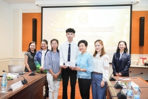 มรภ.เทพสตรี ให้การต้อนรับ คุณสมาน - คุณเพียงเพ็ญ คุณากรไพบูลย์ศิริ เจ้าของบริษัท เกรียงถาวรคอนเทนเนอร์ จำกัด และคณะ ในโอกาสมอบทุนการศึกษาตลอดหลักสูตรแก่นักศึกษา มรภ.เทพสตรี จำนวน 254,000 บาท