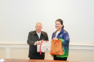 มรภ.เทพสตรี ให้การต้อนรับ คุณสมาน - คุณเพียงเพ็ญ คุณากรไพบูลย์ศิริ เจ้าของบริษัท เกรียงถาวรคอนเทนเนอร์ จำกัด และคณะ ในโอกาสมอบทุนการศึกษาตลอดหลักสูตรแก่นักศึกษา มรภ.เทพสตรี จำนวน 254,000 บาท