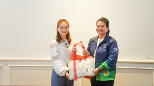 มรภ.เทพสตรี ให้การต้อนรับ คุณสมาน - คุณเพียงเพ็ญ คุณากรไพบูลย์ศิริ เจ้าของบริษัท เกรียงถาวรคอนเทนเนอร์ จำกัด และคณะ ในโอกาสมอบทุนการศึกษาตลอดหลักสูตรแก่นักศึกษา มรภ.เทพสตรี จำนวน 254,000 บาท
