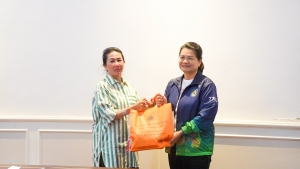 มรภ.เทพสตรี ให้การต้อนรับ คุณสมาน - คุณเพียงเพ็ญ คุณากรไพบูลย์ศิริ เจ้าของบริษัท เกรียงถาวรคอนเทนเนอร์ จำกัด และคณะ ในโอกาสมอบทุนการศึกษาตลอดหลักสูตรแก่นักศึกษา มรภ.เทพสตรี จำนวน 254,000 บาท