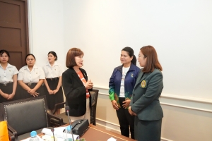 มรภ.เทพสตรี ให้การต้อนรับ คุณสมาน - คุณเพียงเพ็ญ คุณากรไพบูลย์ศิริ เจ้าของบริษัท เกรียงถาวรคอนเทนเนอร์ จำกัด และคณะ ในโอกาสมอบทุนการศึกษาตลอดหลักสูตรแก่นักศึกษา มรภ.เทพสตรี จำนวน 254,000 บาท