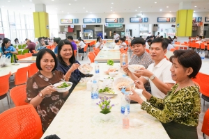 ผู้บริหาร มรภ.เทพสตรี เชิญชวนผู้ประกอบการร้านอาหารซื้อผลิตภัณฑ์ทางการเกษตรจากศูนย์ส่งเสริมการจัดการศึกษาตามพระบรมราโชบายฯ ไปประกอบอาหารจำหน่าย เพื่อสร้างโอกาสทางธุรกิจใหม่ ๆ และช่วยสนับสนุนเศรษฐกิจท้องถิ่นให้เติบโตอย่างยั่งยืน