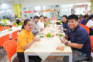 ผู้บริหาร มรภ.เทพสตรี เชิญชวนผู้ประกอบการร้านอาหารซื้อผลิตภัณฑ์ทางการเกษตรจากศูนย์ส่งเสริมการจัดการศึกษาตามพระบรมราโชบายฯ ไปประกอบอาหารจำหน่าย เพื่อสร้างโอกาสทางธุรกิจใหม่ ๆ และช่วยสนับสนุนเศรษฐกิจท้องถิ่นให้เติบโตอย่างยั่งยืน