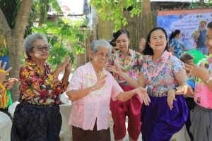 มรภ.เทพสตรี ร่วมกับภาคีเครือข่ายจัดงานสงกรานต์บ้านดินสอพองทะเลชุบศร ในโครงการพัฒนาการตลาดและการท่องเที่ยวชุมชนดินสอพองจังหวัดลพบุรีเชิงสร้างสรรค์เพื่อยกระดับสู่การเป็น Soft Power ของประเทศ