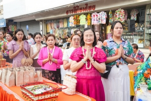 มรภ.เทพสตรี ร่วมพิธีทำบุญตักบาตรประเพณีวันสงกรานต์ ประจำปี พ.ศ. 2568