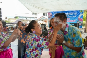 เทศบาลตำบลถนนใหญ่ ร่วมกับ มรภ.เทพสตรี จัดโครงการสานสัมพันธ์ผู้สูงอายุ ถนนใหญ่ถิ่นไทยพวน หอมหวลกลิ่นดินสอพอง