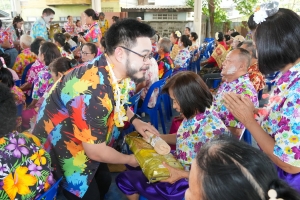 เทศบาลตำบลถนนใหญ่ ร่วมกับ มรภ.เทพสตรี จัดโครงการสานสัมพันธ์ผู้สูงอายุ ถนนใหญ่ถิ่นไทยพวน หอมหวลกลิ่นดินสอพอง