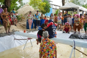 มรภ.เทพสตรี ร่วมงานประเพณีสงกรานต์ ถนนดินสอพอง ภายใต้แนวคิด ยลเสน่ห์สงกรานต์ หมู่บ้านดินสอพอง