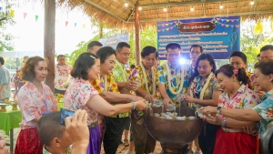 มรภ.เทพสตรี ร่วมงานประเพณีสงกรานต์ ถนนดินสอพอง ภายใต้แนวคิด ยลเสน่ห์สงกรานต์ หมู่บ้านดินสอพอง