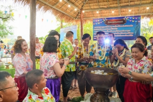 มรภ.เทพสตรี ร่วมงานประเพณีสงกรานต์ ถนนดินสอพอง ภายใต้แนวคิด ยลเสน่ห์สงกรานต์ หมู่บ้านดินสอพอง