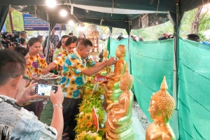 มรภ.เทพสตรี ร่วมงานประเพณีสงกรานต์ ถนนดินสอพอง ภายใต้แนวคิด ยลเสน่ห์สงกรานต์ หมู่บ้านดินสอพอง