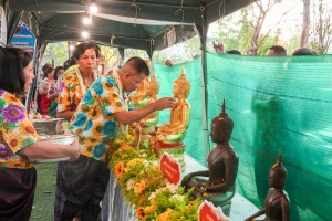 มรภ.เทพสตรี ร่วมงานประเพณีสงกรานต์ ถนนดินสอพอง ภายใต้แนวคิด ยลเสน่ห์สงกรานต์ หมู่บ้านดินสอพอง