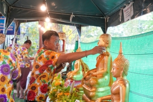 มรภ.เทพสตรี ร่วมงานประเพณีสงกรานต์ ถนนดินสอพอง ภายใต้แนวคิด ยลเสน่ห์สงกรานต์ หมู่บ้านดินสอพอง