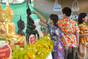 มรภ.เทพสตรี ร่วมงานประเพณีสงกรานต์ ถนนดินสอพอง ภายใต้แนวคิด ยลเสน่ห์สงกรานต์ หมู่บ้านดินสอพอง