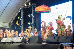 มรภ.เทพสตรี ร่วมงานประเพณีสงกรานต์ ถนนดินสอพอง ภายใต้แนวคิด ยลเสน่ห์สงกรานต์ หมู่บ้านดินสอพอง