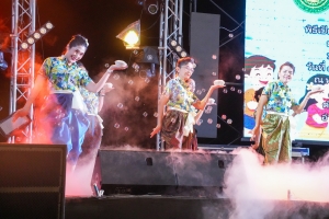 มรภ.เทพสตรี ร่วมงานประเพณีสงกรานต์ ถนนดินสอพอง ภายใต้แนวคิด ยลเสน่ห์สงกรานต์ หมู่บ้านดินสอพอง