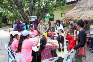 คณะมนุษยศาสตร์ฯ มรภ.เทพสตรี ร่วมกับ บริษัท ไทยเบิ้งโคกสลุง จำกัด (วิสาหกิจเพื่อสังคม) และภาคีเครือข่าย จัดงานพลังศรัทธาสืบสาน ประเพณีแห่ดอกไม้ ต้อนรับสงกรานต์ ไทยเบิ้งบ้านโคกสลุง