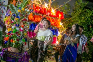 คณะมนุษยศาสตร์ฯ มรภ.เทพสตรี ร่วมกับ บริษัท ไทยเบิ้งโคกสลุง จำกัด (วิสาหกิจเพื่อสังคม) และภาคีเครือข่าย จัดงานพลังศรัทธาสืบสาน ประเพณีแห่ดอกไม้ ต้อนรับสงกรานต์ ไทยเบิ้งบ้านโคกสลุง