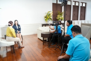 อธิการบดี มรภ.เทพสตรี ให้สัมภาษณ์กับสถานีวิทยุโทรทัศน์แห่งประเทศไทย จ.กาญจนบุรี ในรายการ NBT Central รวมใจคนไทยไม่ทิ้งกัน ตอน มหาวิทยาลัยราชภัฏเทพสตรีก้าวสู่อาเซียน