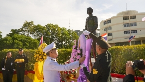 มรภ.เทพสตรี ร่วมพิธีวางพวงมาลาถวายราชสักการะวันคล้ายวันสวรรคต พระบาทสมเด็จพระปรเมนทรมหาอานันทมหิดล พระอัฐมรามาธิบดินทร
