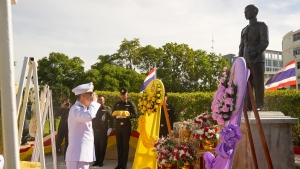 มรภ.เทพสตรี ร่วมพิธีวางพวงมาลาถวายราชสักการะวันคล้ายวันสวรรคต พระบาทสมเด็จพระปรเมนทรมหาอานันทมหิดล พระอัฐมรามาธิบดินทร