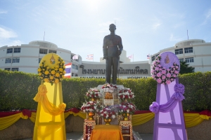 มรภ.เทพสตรี ร่วมพิธีวางพวงมาลาถวายราชสักการะวันคล้ายวันสวรรคต พระบาทสมเด็จพระปรเมนทรมหาอานันทมหิดล พระอัฐมรามาธิบดินทร