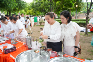 มรภ.เทพสตรี ร่วมพิธีทำบุญตักบาตรและฟังบรรยายธรรม โครงการร้อยใจไทย สืบสานราชธรรม ทั้งแผ่นดิน