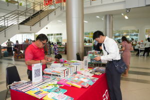 สำนักวิทยบริการฯ จัดงานออกร้านจำหน่ายหนังสือ