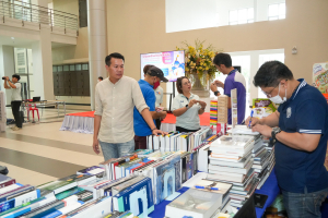 สำนักวิทยบริการฯ จัดงานออกร้านจำหน่ายหนังสือ