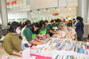 สำนักวิทยบริการฯ จัดงานออกร้านจำหน่ายหนังสือ