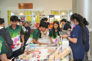 สำนักวิทยบริการฯ จัดงานออกร้านจำหน่ายหนังสือ