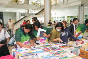 สำนักวิทยบริการฯ จัดงานออกร้านจำหน่ายหนังสือ