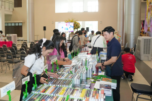 สำนักวิทยบริการฯ จัดงานออกร้านจำหน่ายหนังสือ