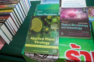 สำนักวิทยบริการฯ จัดงานออกร้านจำหน่ายหนังสือ