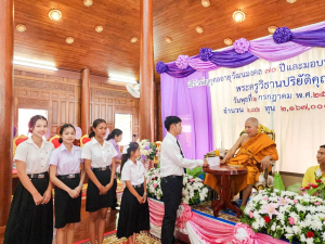 นศ. มรภ.เทพสตรี เข้ารับทุนการศึกษาจากเจ้าอาวาสวัดแจ้งพรหมนคร ในพิธีบำเพ็ญกุศลเนื่องในอภิลักขิตสมัยเจริญอายุวัฒนมงคล ครบรอบ 70 ปี และมอบทุนการศึกษาปีที่ 28