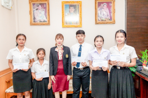 นศ. มรภ.เทพสตรี เข้ารับทุนการศึกษาจากเจ้าอาวาสวัดแจ้งพรหมนคร ในพิธีบำเพ็ญกุศลเนื่องในอภิลักขิตสมัยเจริญอายุวัฒนมงคล ครบรอบ 70 ปี และมอบทุนการศึกษาปีที่ 28