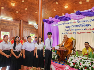 นศ. มรภ.เทพสตรี เข้ารับทุนการศึกษาจากเจ้าอาวาสวัดแจ้งพรหมนคร ในพิธีบำเพ็ญกุศลเนื่องในอภิลักขิตสมัยเจริญอายุวัฒนมงคล ครบรอบ 70 ปี และมอบทุนการศึกษาปีที่ 28