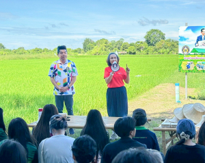 อธิการบดี นำทีมผู้บริหาร มรภ.เทพสตรี ลงพื้นที่ให้กำลังใจนักศึกษา ชั้นปีที่ 1 ที่เข้าร่วมโครงการส่งเสริมการเรียนรู้เกษตรทฤษฎีใหม่เพื่อการส่งเสริมอาชีพ สำหรับนักศึกษา มรภ.เทพสตรี