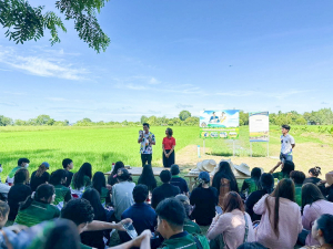 อธิการบดี นำทีมผู้บริหาร มรภ.เทพสตรี ลงพื้นที่ให้กำลังใจนักศึกษา ชั้นปีที่ 1 ที่เข้าร่วมโครงการส่งเสริมการเรียนรู้เกษตรทฤษฎีใหม่เพื่อการส่งเสริมอาชีพ สำหรับนักศึกษา มรภ.เทพสตรี