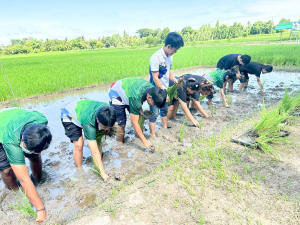 อธิการบดี นำทีมผู้บริหาร มรภ.เทพสตรี ลงพื้นที่ให้กำลังใจนักศึกษา ชั้นปีที่ 1 ที่เข้าร่วมโครงการส่งเสริมการเรียนรู้เกษตรทฤษฎีใหม่เพื่อการส่งเสริมอาชีพ สำหรับนักศึกษา มรภ.เทพสตรี