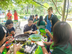 อธิการบดี นำทีมผู้บริหาร มรภ.เทพสตรี ลงพื้นที่ให้กำลังใจนักศึกษา ชั้นปีที่ 1 ที่เข้าร่วมโครงการส่งเสริมการเรียนรู้เกษตรทฤษฎีใหม่เพื่อการส่งเสริมอาชีพ สำหรับนักศึกษา มรภ.เทพสตรี