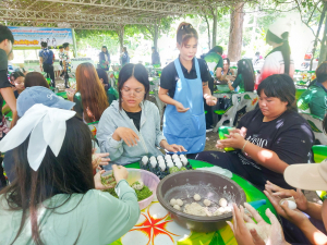 อธิการบดี นำทีมผู้บริหาร มรภ.เทพสตรี ลงพื้นที่ให้กำลังใจนักศึกษา ชั้นปีที่ 1 ที่เข้าร่วมโครงการส่งเสริมการเรียนรู้เกษตรทฤษฎีใหม่เพื่อการส่งเสริมอาชีพ สำหรับนักศึกษา มรภ.เทพสตรี